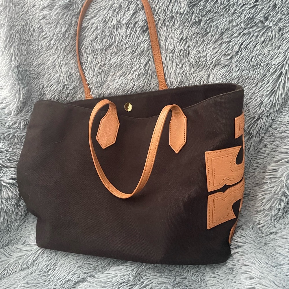 Tory Burch black bag with Tory Burch emblem on 1 side 17 in wide and 11 in long